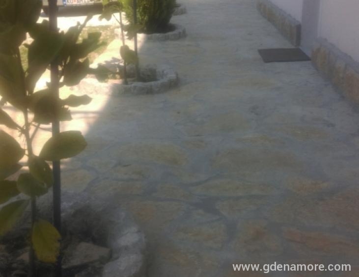 7.Apartmani Popović Popločan ulaz ispred
